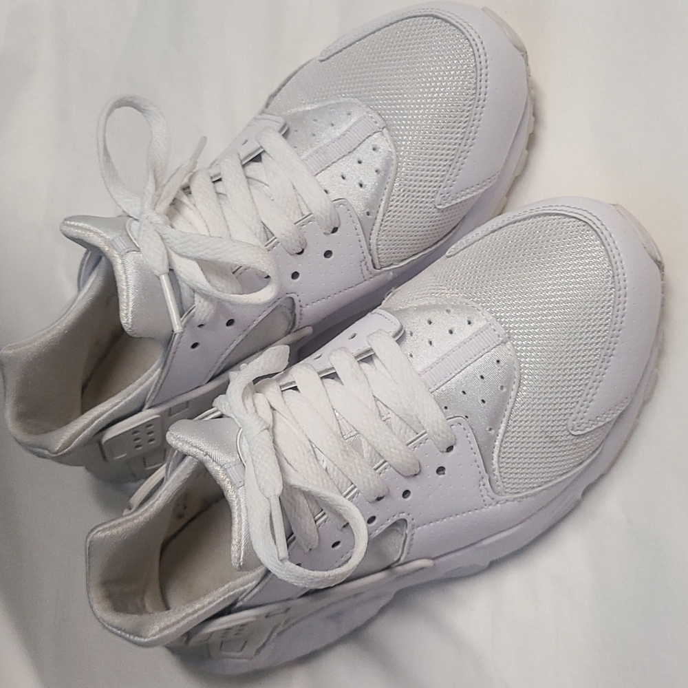 Nike Huarache in white color size 6Y (women 6-7)
